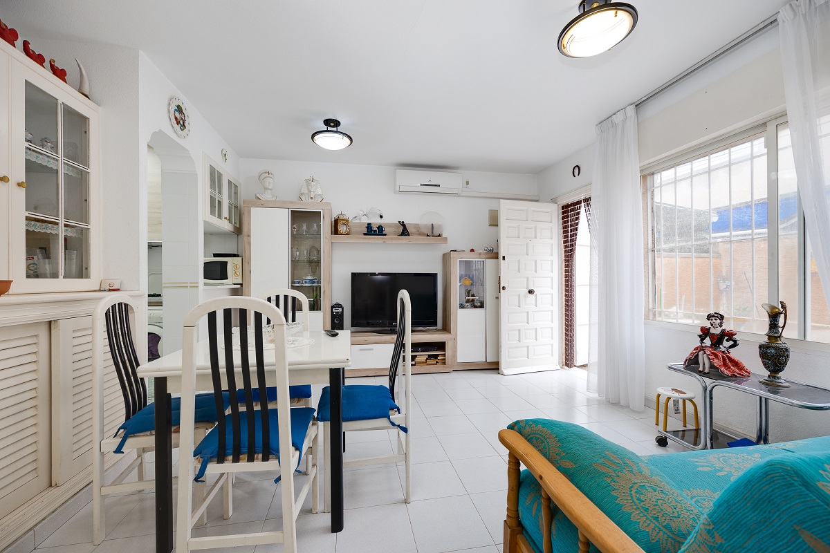 ENCANTADOR ADOSADO EN TORREVIEJA CON 4 DORMITORIOS, TERRAZA PRIVADA Y PISCINA COMUNITARIA