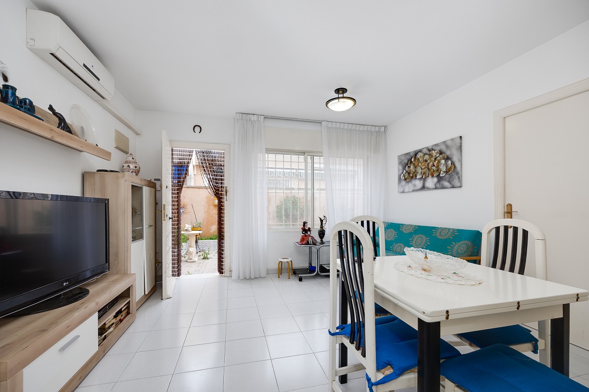 ENCANTADOR ADOSADO EN TORREVIEJA CON 4 DORMITORIOS, TERRAZA PRIVADA Y PISCINA COMUNITARIA