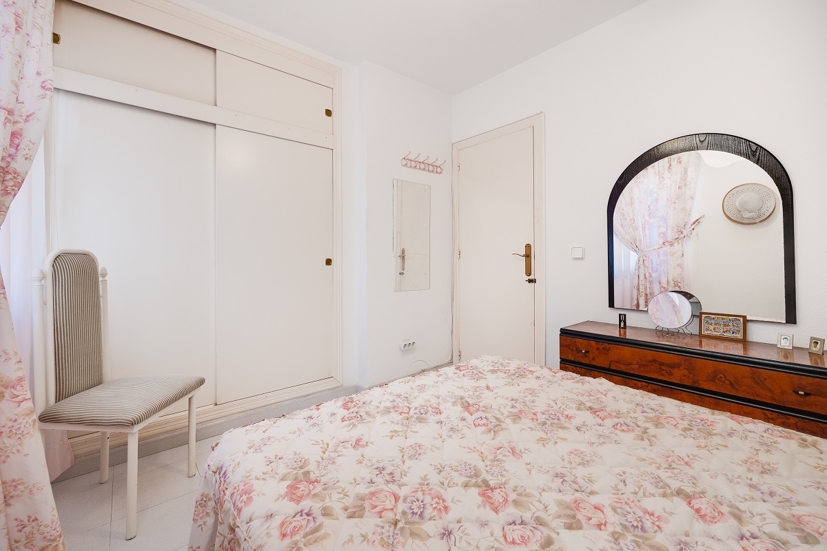 ENCANTADOR ADOSADO EN TORREVIEJA CON 4 DORMITORIOS, TERRAZA PRIVADA Y PISCINA COMUNITARIA