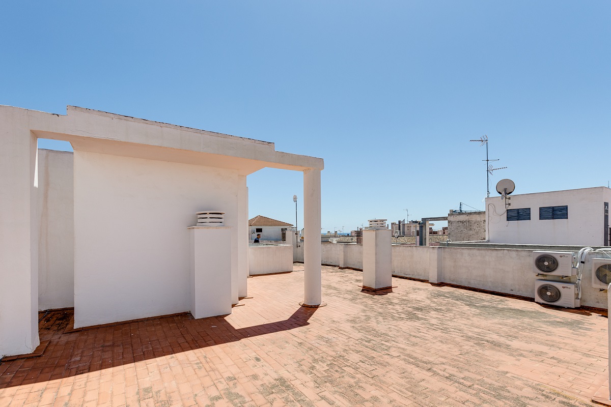 ENCANTADOR APARTAMENTO CON PISCINA, PARKING Y LICENCIA TURÍSTICA