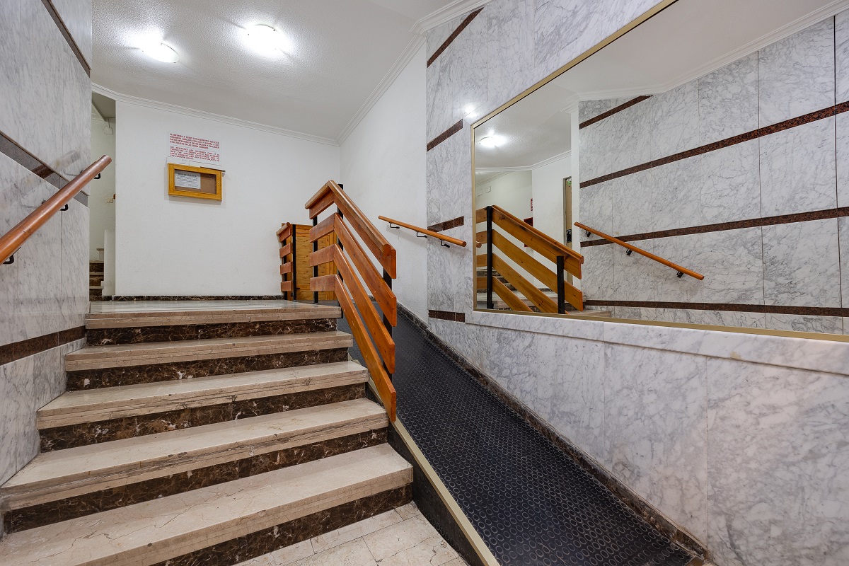ENCANTADOR APARTAMENTO CON PISCINA, PARKING Y LICENCIA TURÍSTICA