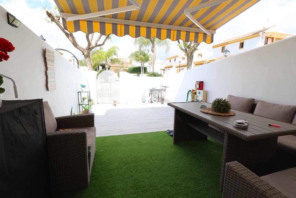 ADOSADO DÚPLEX CON TERRAZA Y ACCESO DIRECTO A LA PISCINA EN TORRE DE LA HORADADA