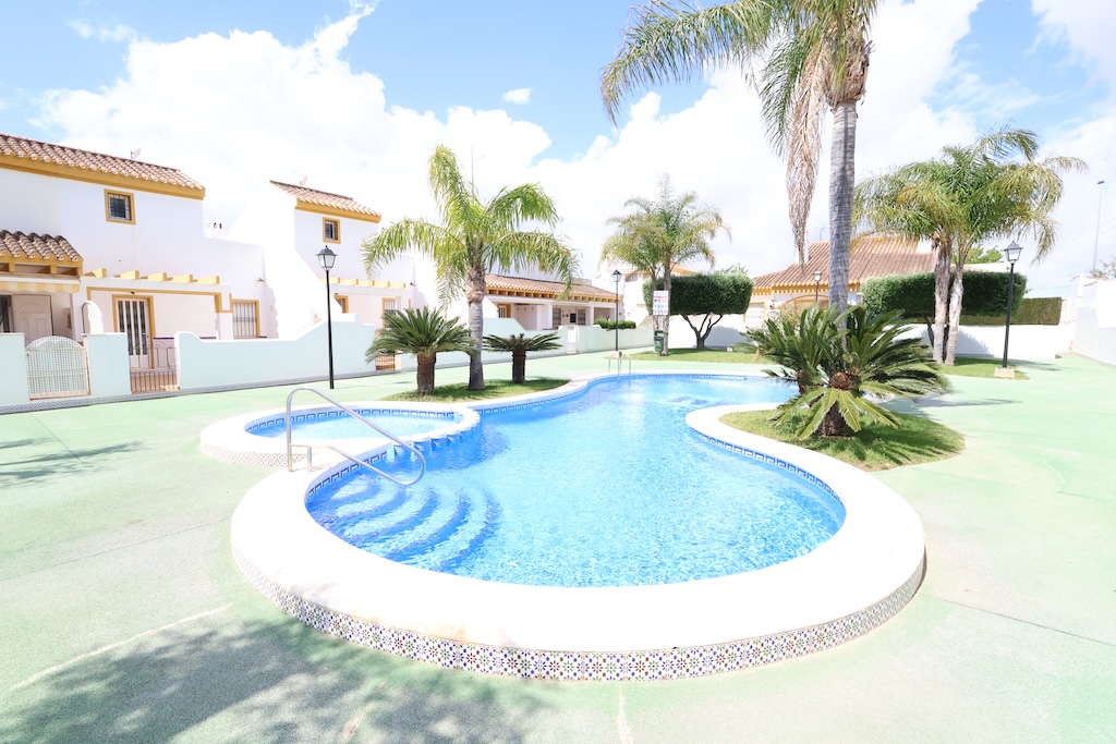 ADOSADO DÚPLEX CON TERRAZA Y ACCESO DIRECTO A LA PISCINA EN TORRE DE LA HORADADA