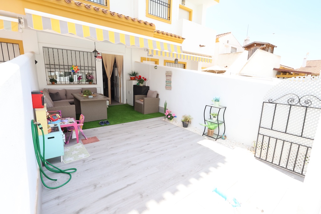 ADOSADO DÚPLEX CON TERRAZA Y ACCESO DIRECTO A LA PISCINA EN TORRE DE LA HORADADA