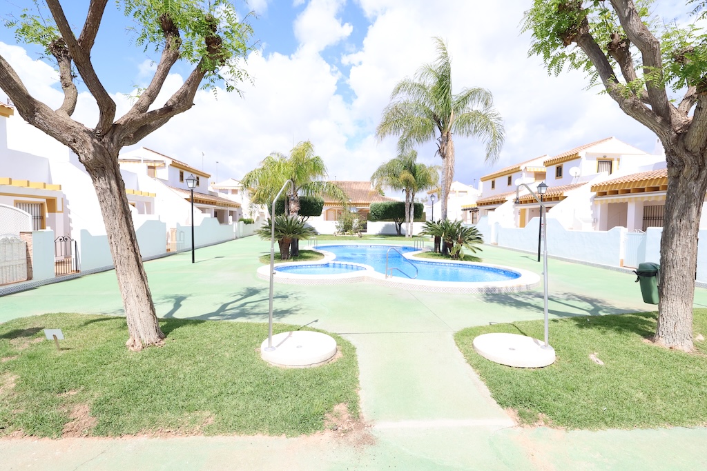 ADOSADO DÚPLEX CON TERRAZA Y ACCESO DIRECTO A LA PISCINA EN TORRE DE LA HORADADA