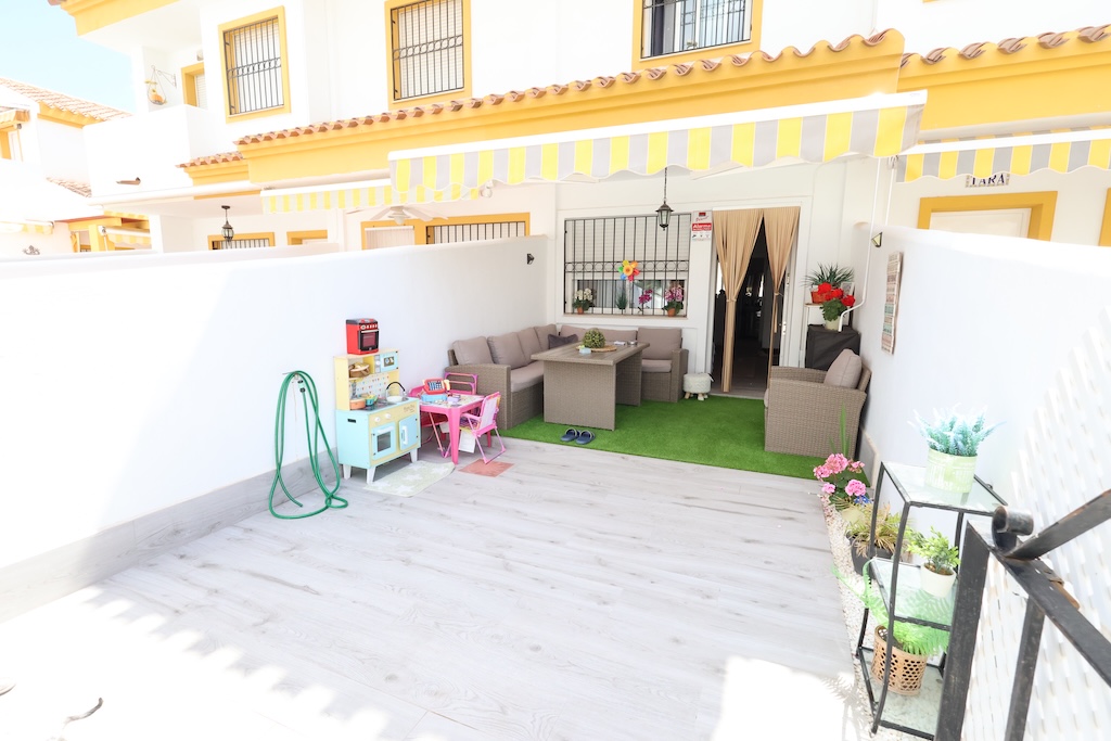 ADOSADO DÚPLEX CON TERRAZA Y ACCESO DIRECTO A LA PISCINA EN TORRE DE LA HORADADA