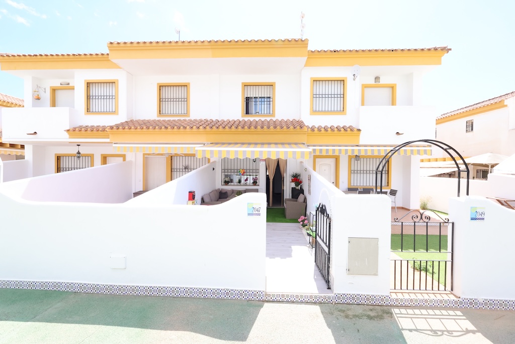 ADOSADO DÚPLEX CON TERRAZA Y ACCESO DIRECTO A LA PISCINA EN TORRE DE LA HORADADA