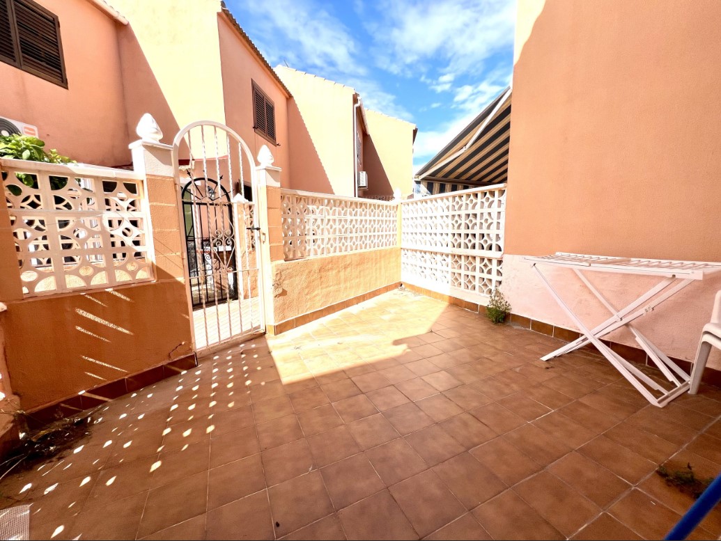 AMPLIA CASA DE DOS PLANTAS CON SOLÁRIUM Y VISTAS AL MAR A SOLO 600 M DE LA PLAYA EN TORREVIEJA