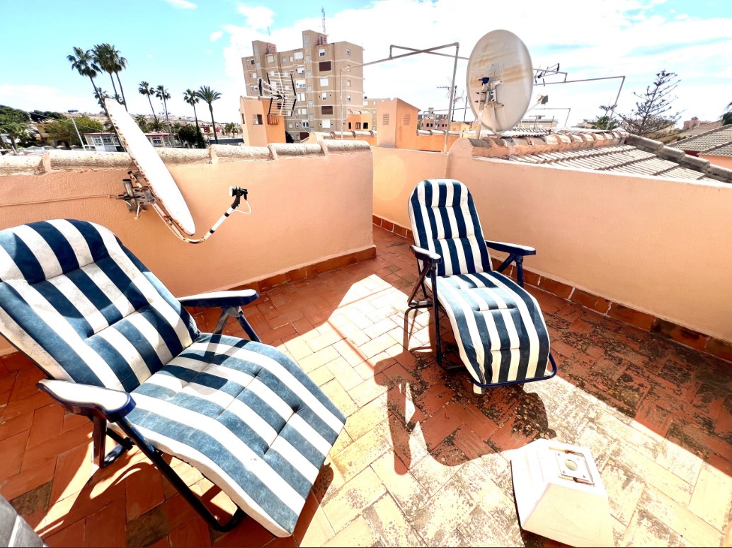 AMPLIA CASA DE DOS PLANTAS CON SOLÁRIUM Y VISTAS AL MAR A SOLO 600 M DE LA PLAYA EN TORREVIEJA