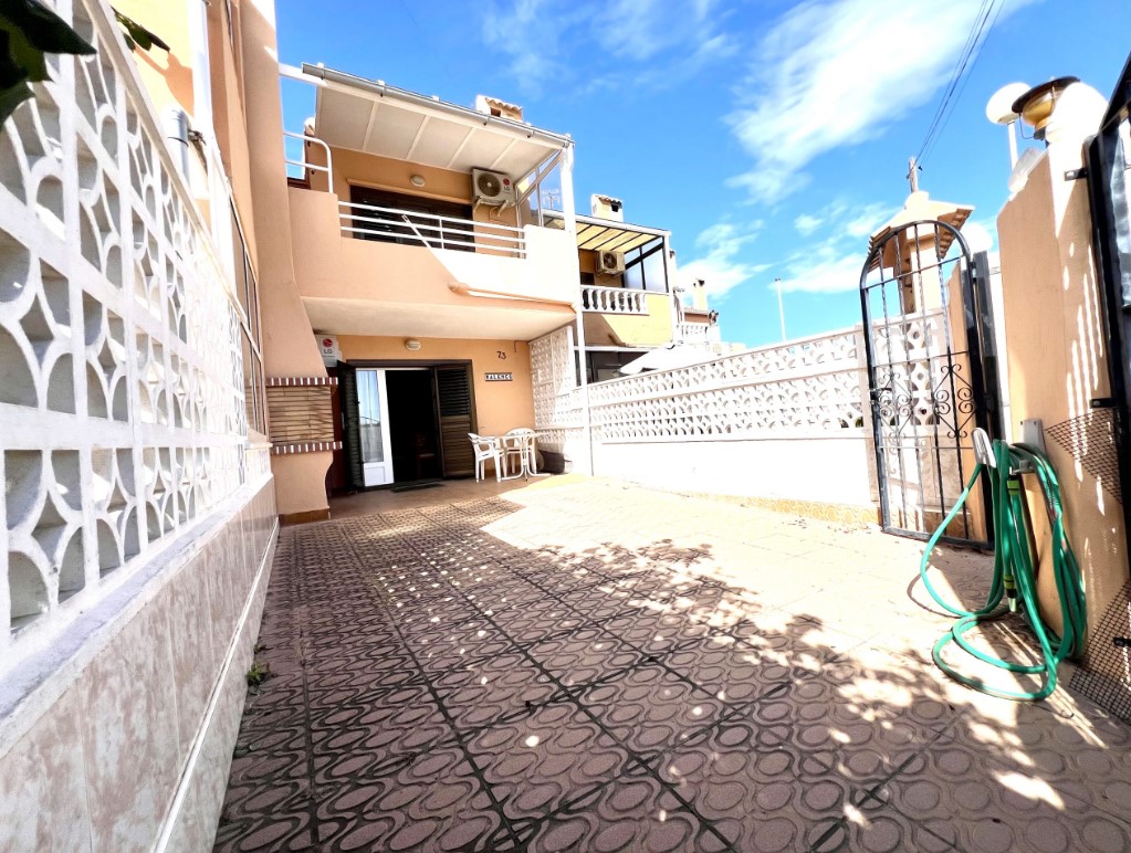 AMPLIA CASA DE DOS PLANTAS CON SOLÁRIUM Y VISTAS AL MAR A SOLO 600 M DE LA PLAYA EN TORREVIEJA