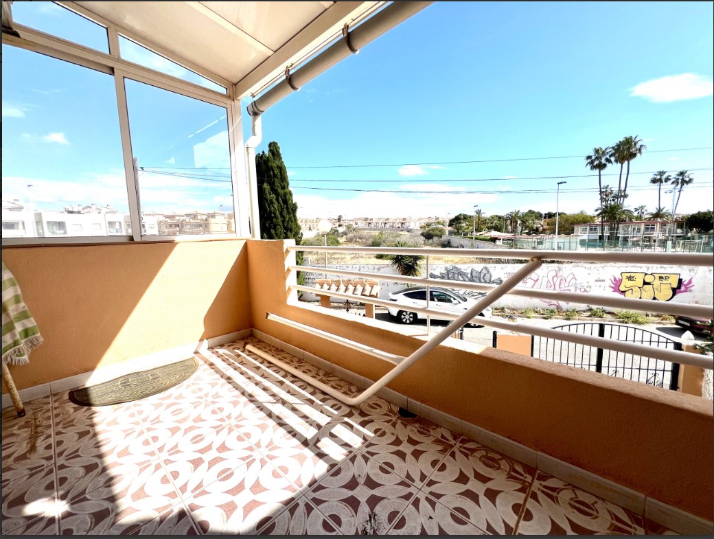AMPLIA CASA DE DOS PLANTAS CON SOLÁRIUM Y VISTAS AL MAR A SOLO 600 M DE LA PLAYA EN TORREVIEJA