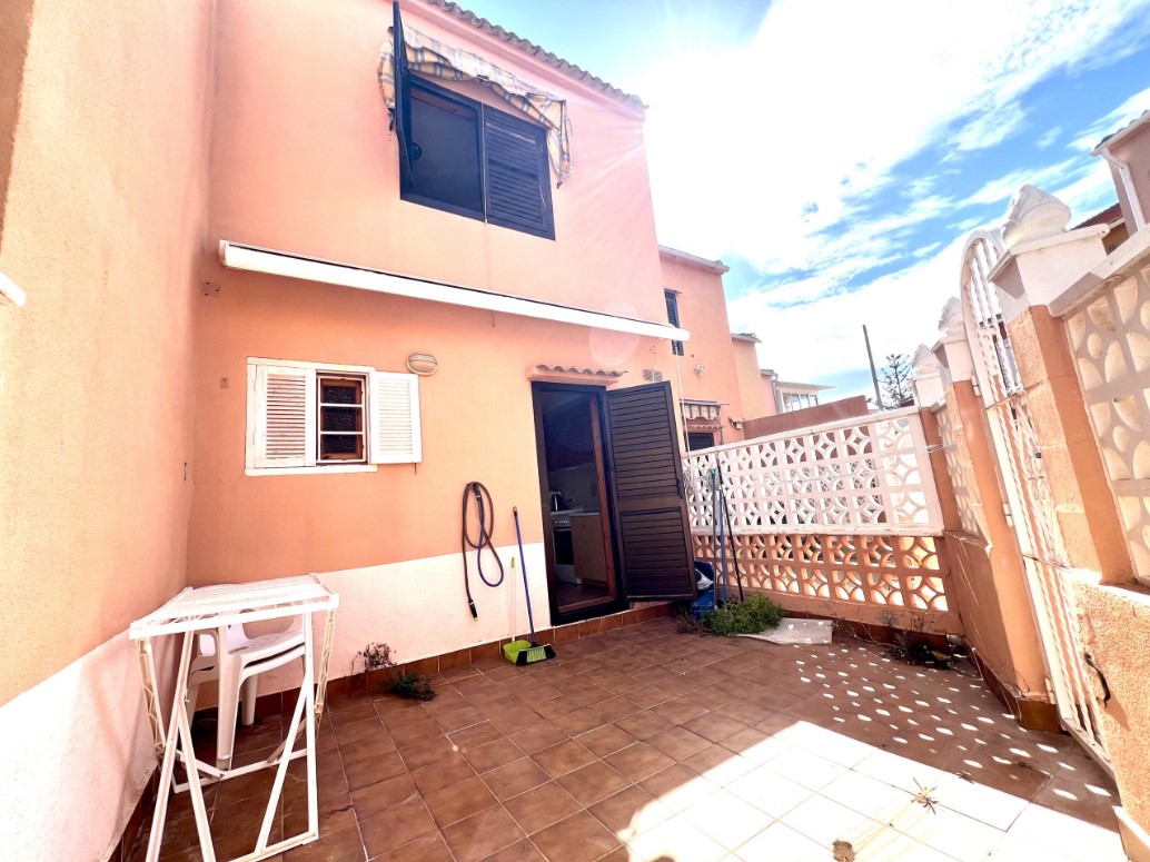 AMPLIA CASA DE DOS PLANTAS CON SOLÁRIUM Y VISTAS AL MAR A SOLO 600 M DE LA PLAYA EN TORREVIEJA