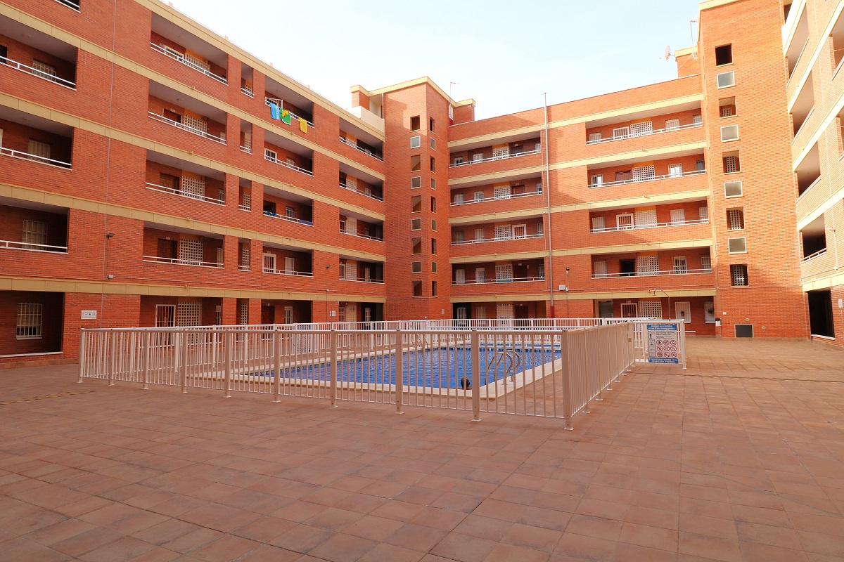 LEJLIGHED MED TERRASSE OG HAVUDSIGT KUN 300 M FRA LOS NÁUFRAGOS STRAND - TORREVIEJA