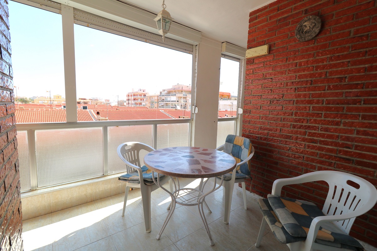LEJLIGHED MED TERRASSE OG HAVUDSIGT KUN 300 M FRA LOS NÁUFRAGOS STRAND - TORREVIEJA
