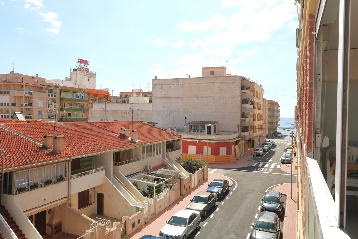 LEJLIGHED MED TERRASSE OG HAVUDSIGT KUN 300 M FRA LOS NÁUFRAGOS STRAND - TORREVIEJA