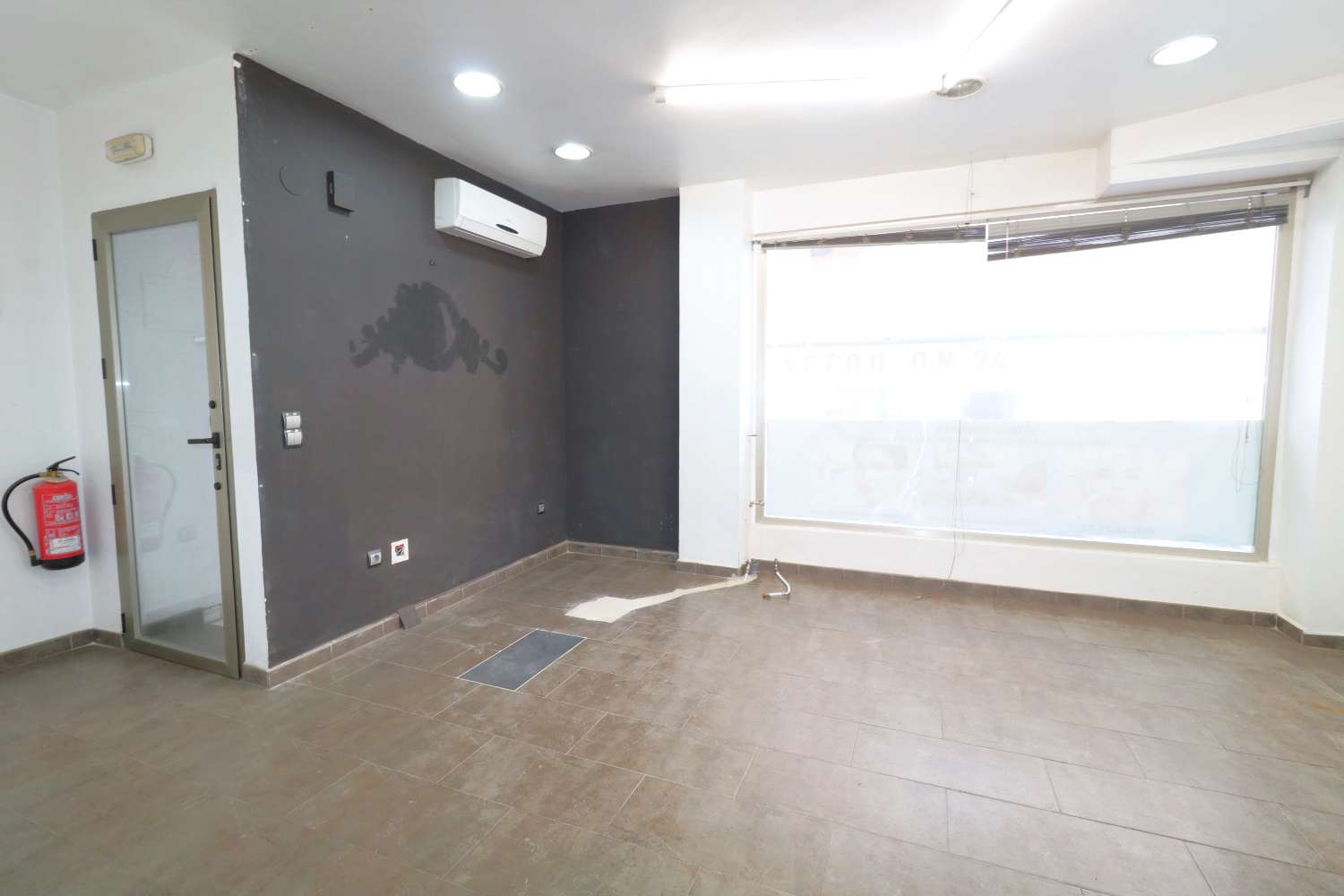 托雷维耶哈 – ACEQUIÓN 区的商业场所，距离海滩仅 250 米