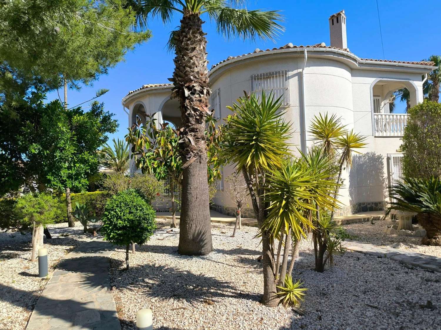 فيلا عائلية مذهلة مع حديقة شبه استوائية ومسبح خاص في لا سييستا – TORREVIEJA