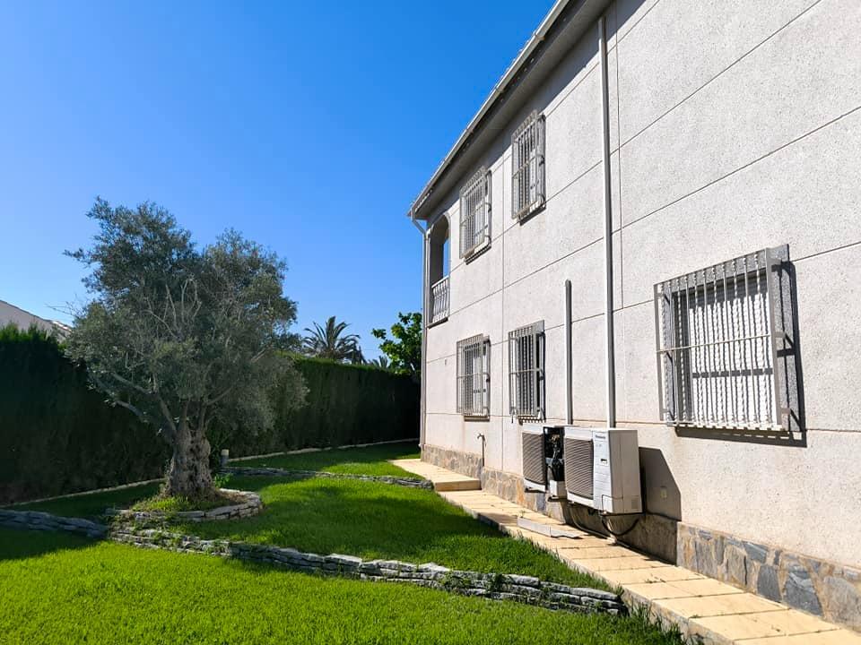 فيلا عائلية مذهلة مع حديقة شبه استوائية ومسبح خاص في لا سييستا – TORREVIEJA
