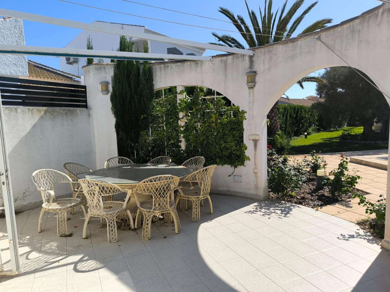 فيلا عائلية مذهلة مع حديقة شبه استوائية ومسبح خاص في لا سييستا – TORREVIEJA