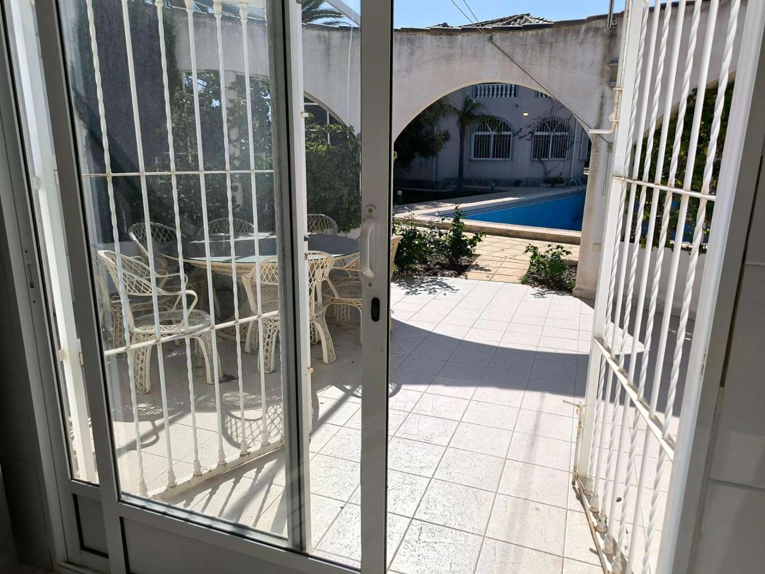 فيلا عائلية مذهلة مع حديقة شبه استوائية ومسبح خاص في لا سييستا – TORREVIEJA
