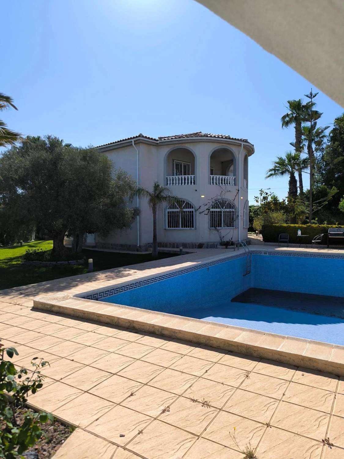 فيلا عائلية مذهلة مع حديقة شبه استوائية ومسبح خاص في لا سييستا – TORREVIEJA