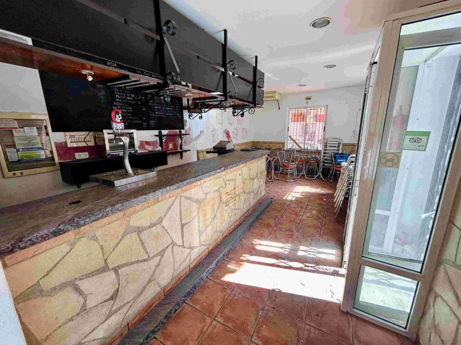三条街外的物业，设有酒吧、公寓和扩建项目