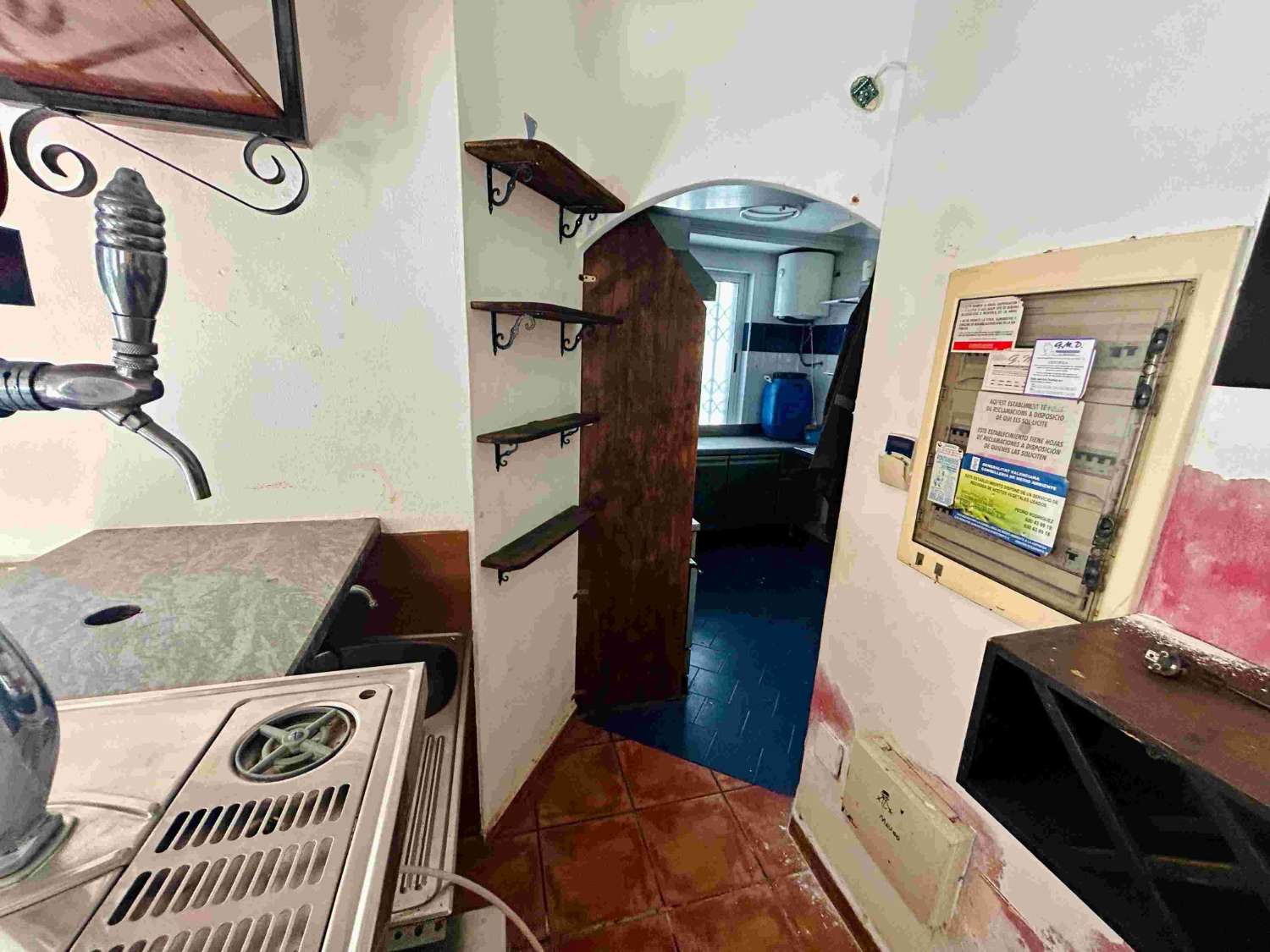 三条街外的物业，设有酒吧、公寓和扩建项目