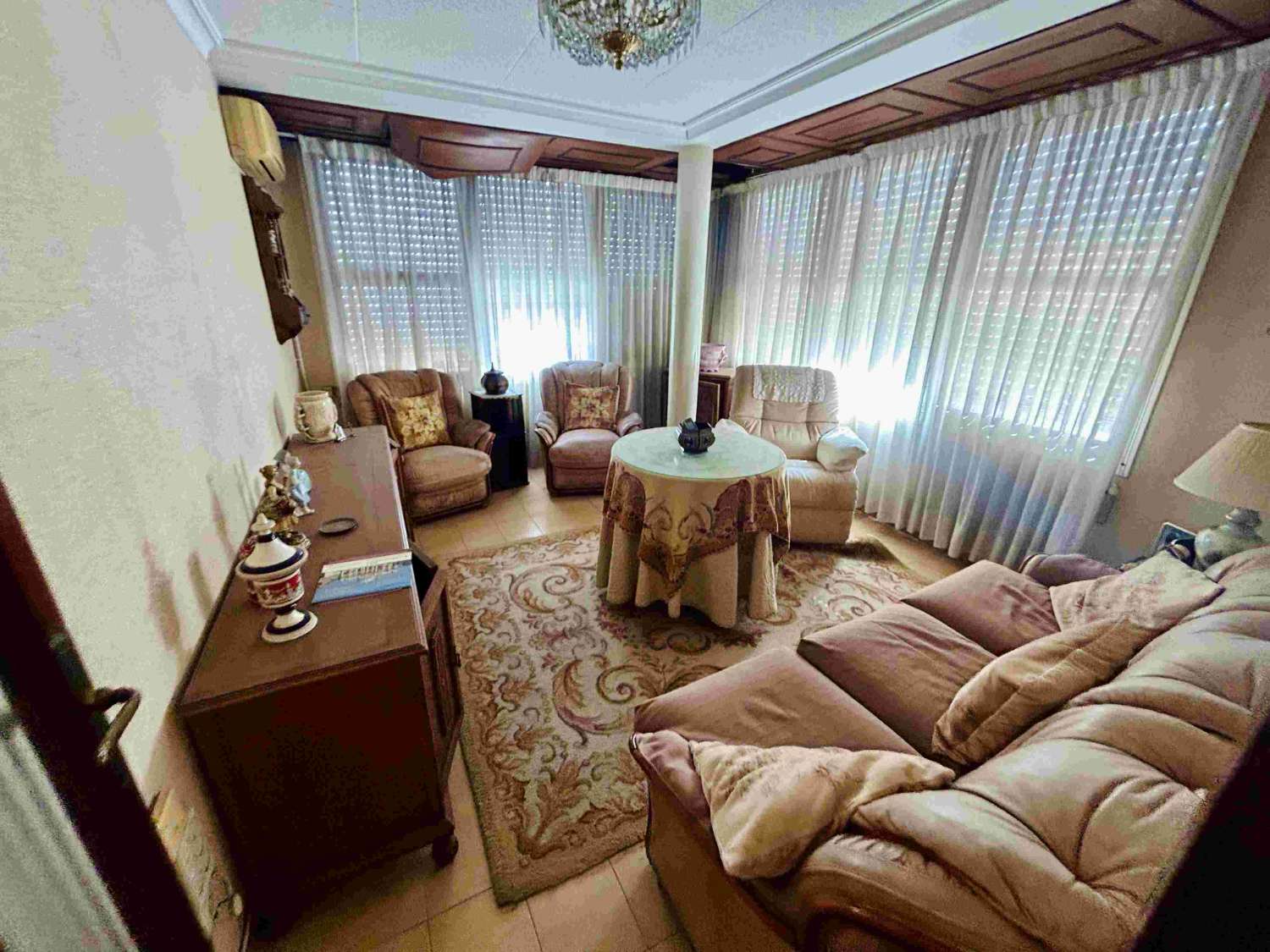 三条街外的物业，设有酒吧、公寓和扩建项目