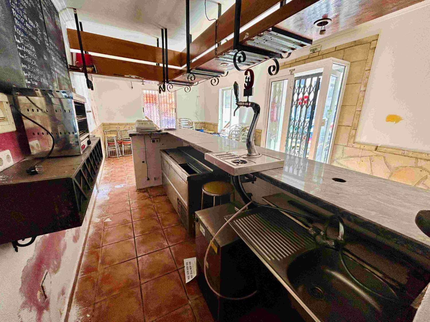 三条街外的物业，设有酒吧、公寓和扩建项目