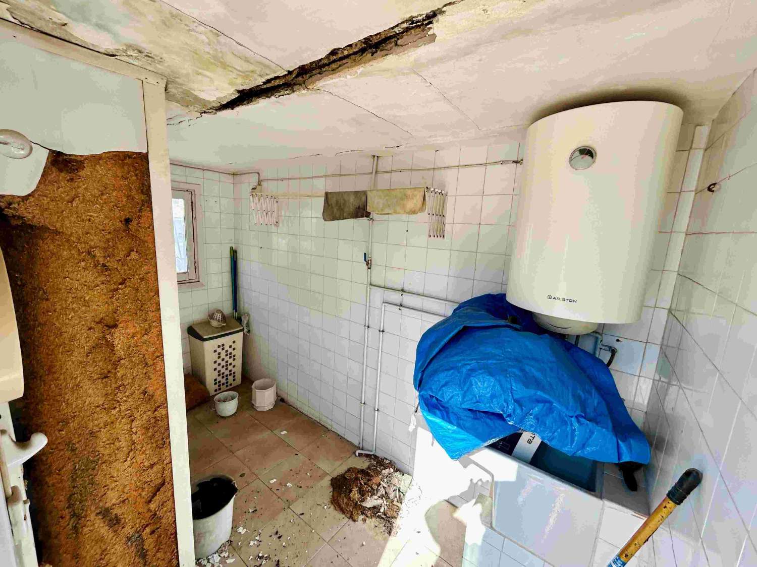 三条街外的物业，设有酒吧、公寓和扩建项目