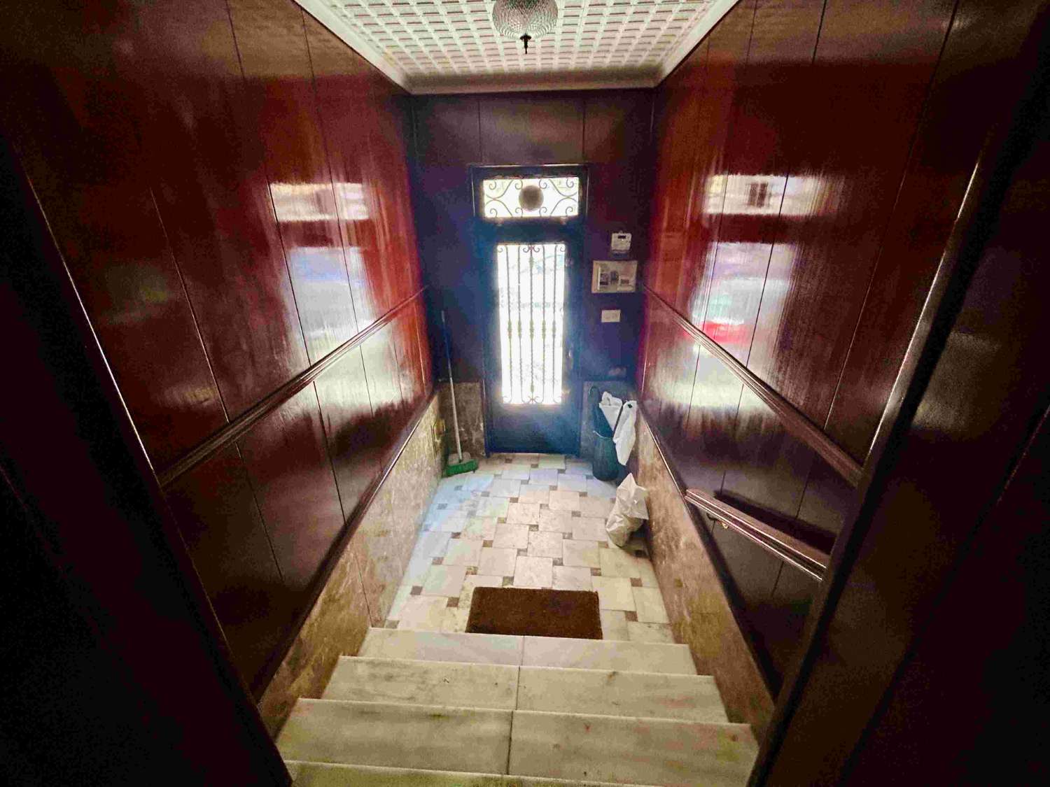 三条街外的物业，设有酒吧、公寓和扩建项目