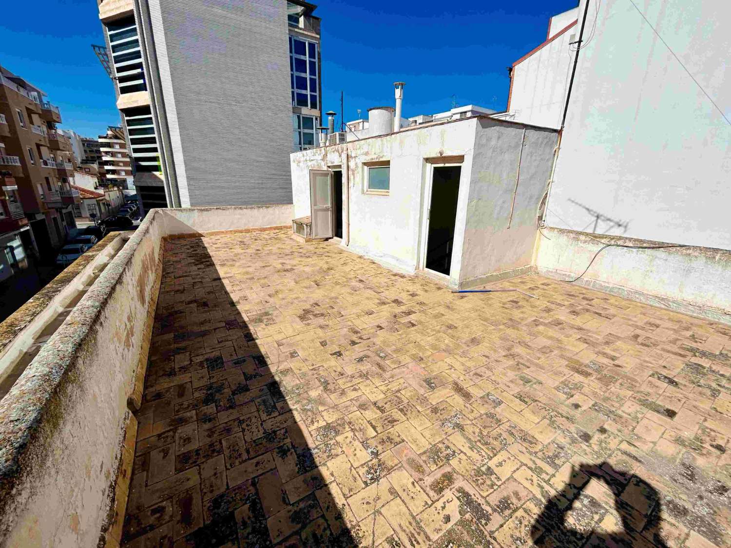 三条街外的物业，设有酒吧、公寓和扩建项目