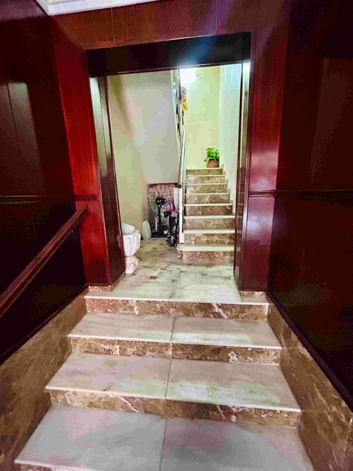 三条街外的物业，设有酒吧、公寓和扩建项目