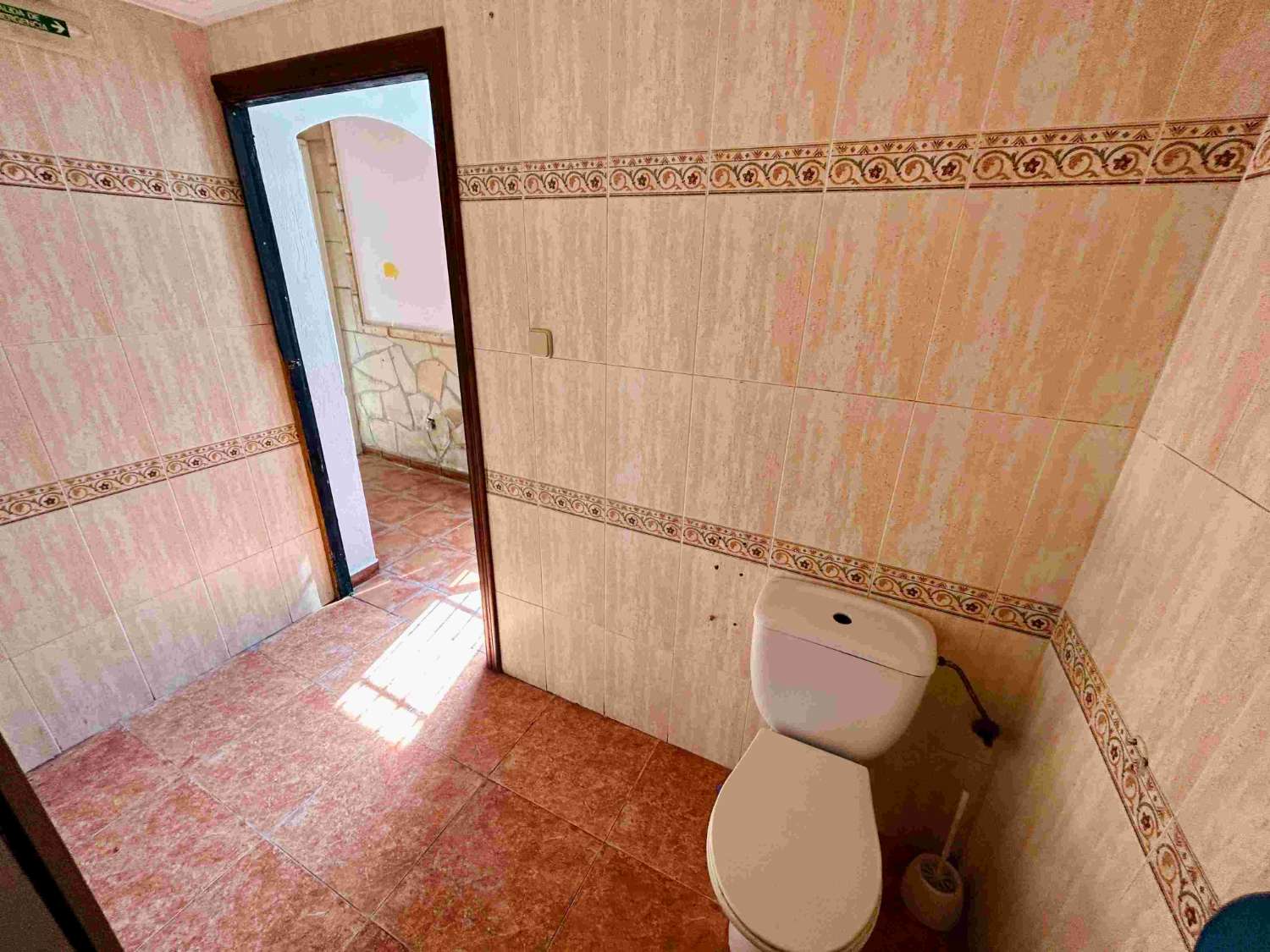 三条街外的物业，设有酒吧、公寓和扩建项目
