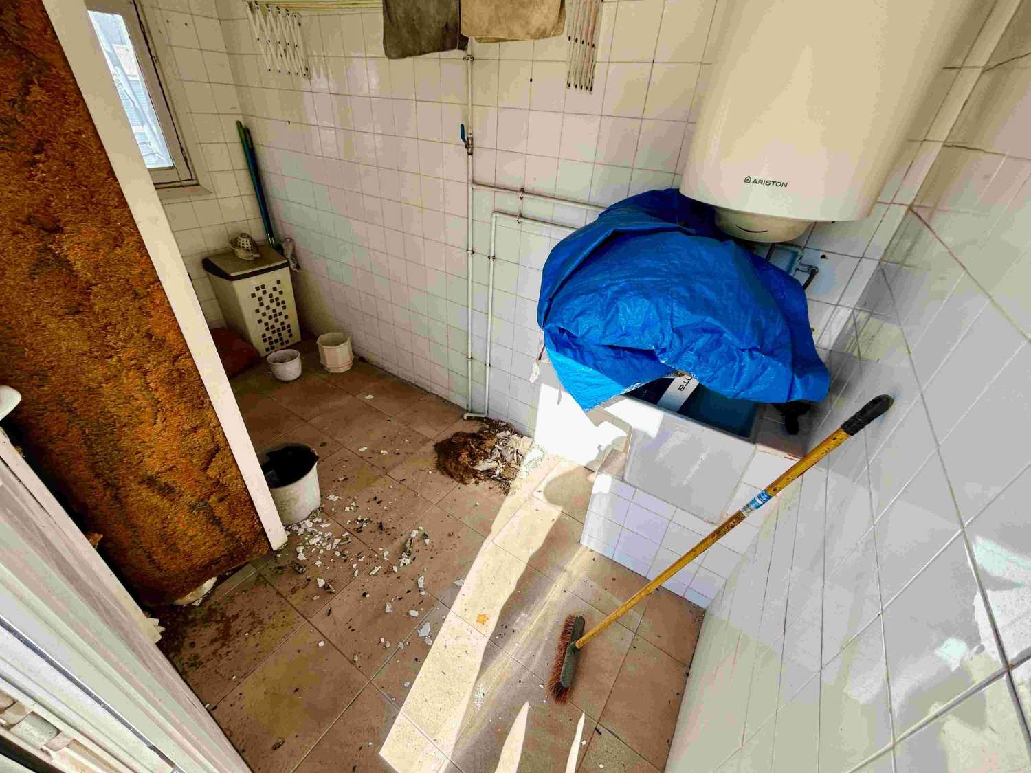三条街外的物业，设有酒吧、公寓和扩建项目