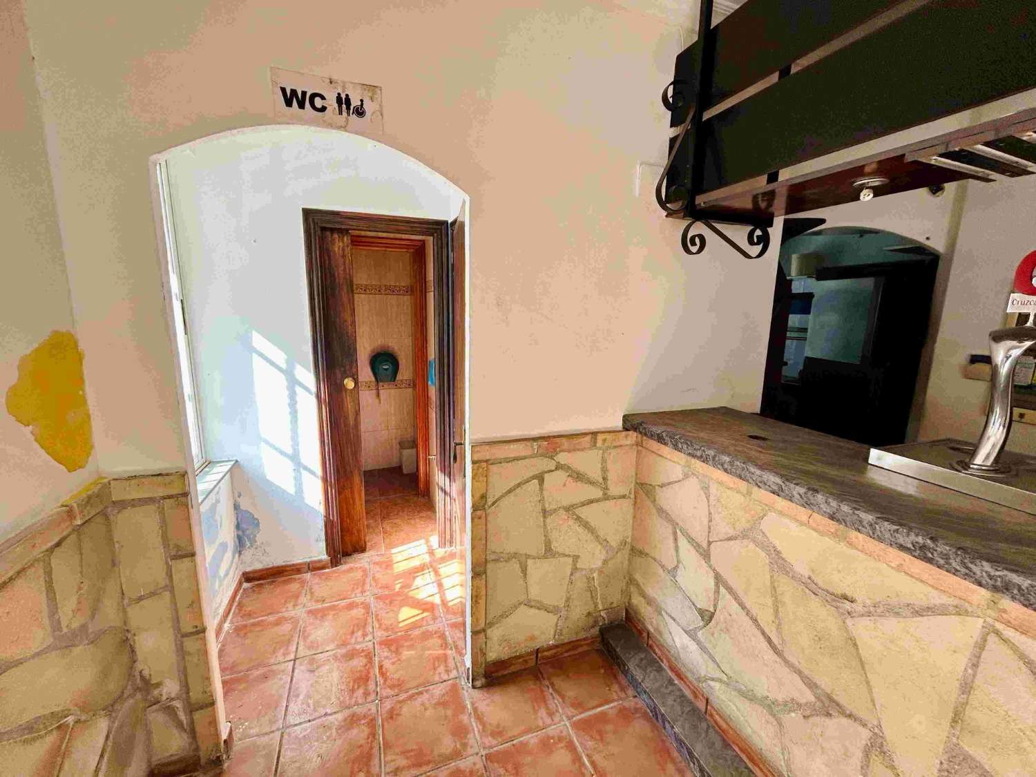 三条街外的物业，设有酒吧、公寓和扩建项目