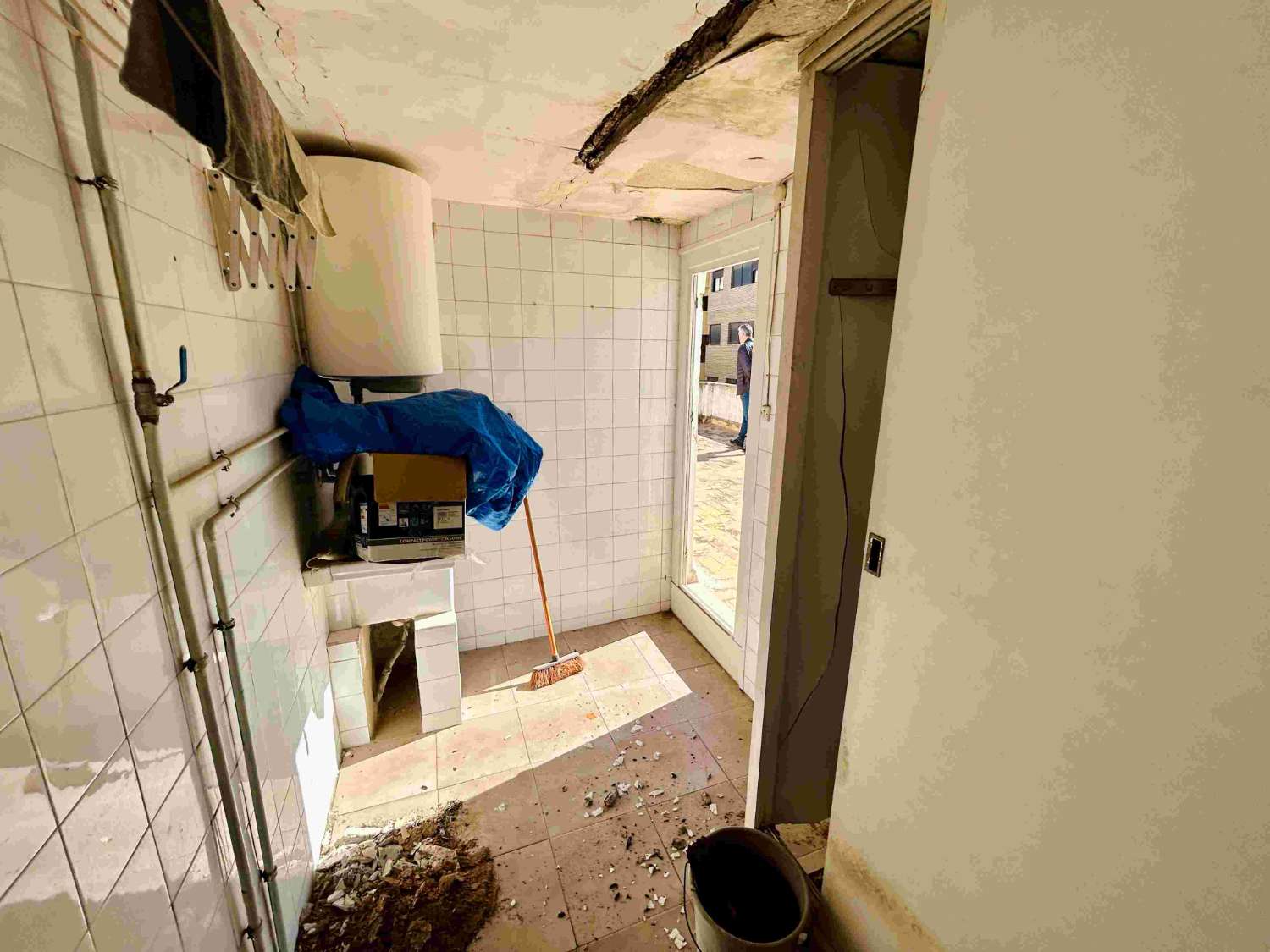 三条街外的物业，设有酒吧、公寓和扩建项目