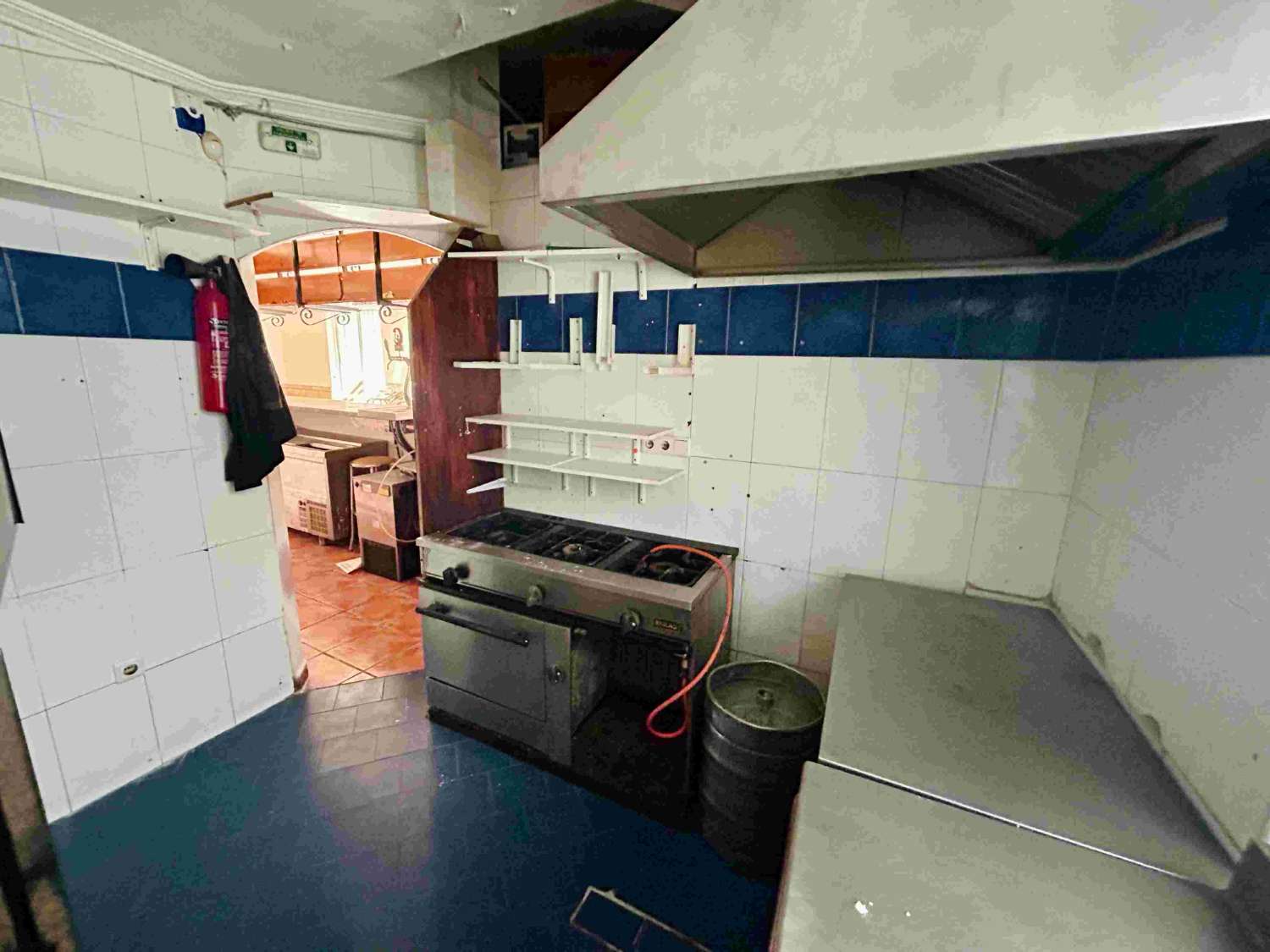 三条街外的物业，设有酒吧、公寓和扩建项目