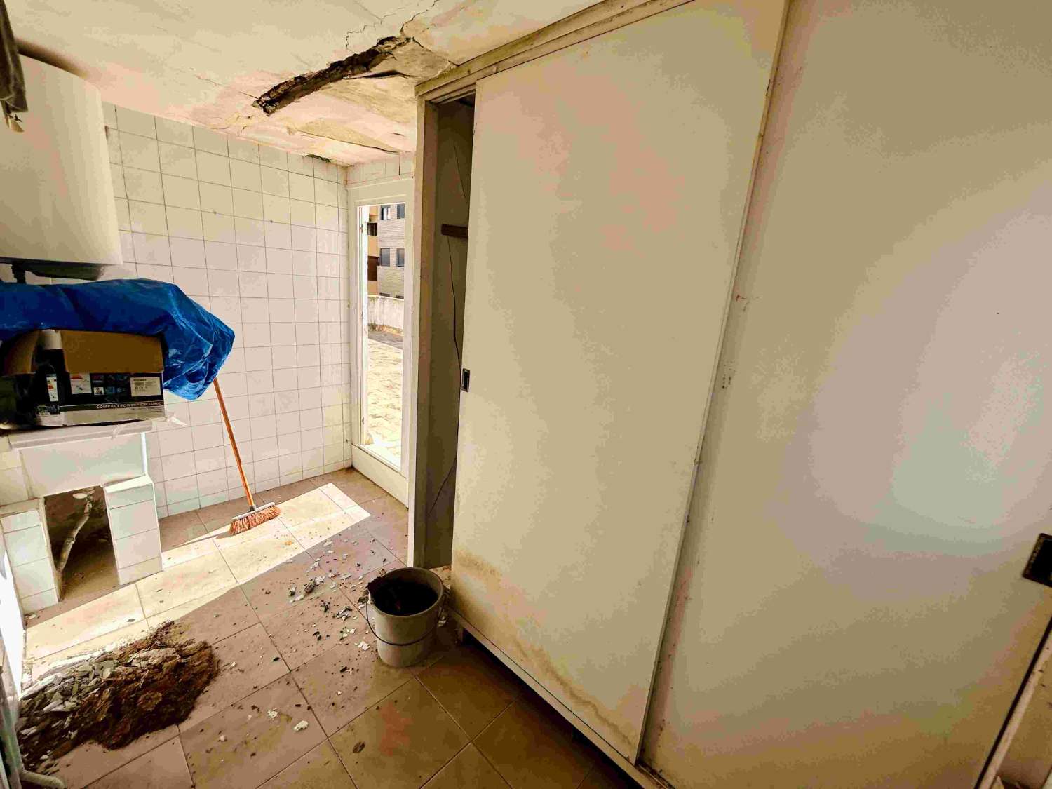 三条街外的物业，设有酒吧、公寓和扩建项目