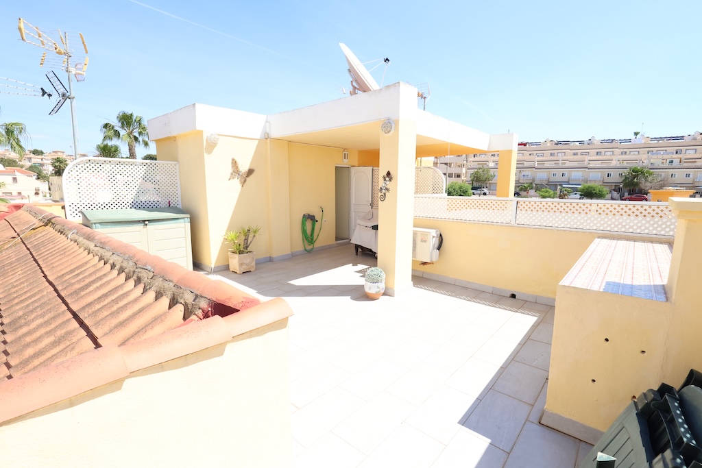 BUNGALOW ALL'ULTIMO PIANO CON SOLARIUM PRIVATO E ORIENTAMENTO SUD NELLA ZONA RESIDENZIALE COLINAS PUERTA REAL I