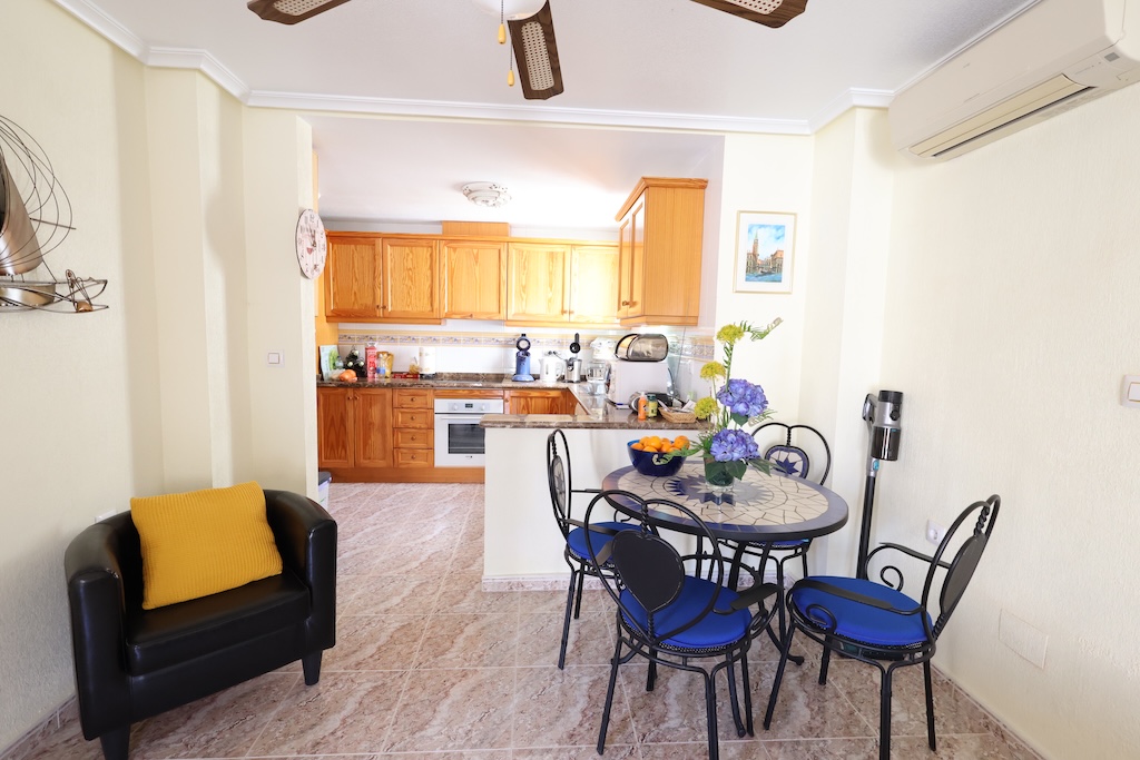 BUNGALOW ALL'ULTIMO PIANO CON SOLARIUM PRIVATO E ORIENTAMENTO SUD NELLA ZONA RESIDENZIALE COLINAS PUERTA REAL I