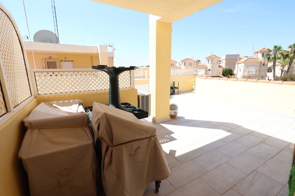 BUNGALOW ALL'ULTIMO PIANO CON SOLARIUM PRIVATO E ORIENTAMENTO SUD NELLA ZONA RESIDENZIALE COLINAS PUERTA REAL I