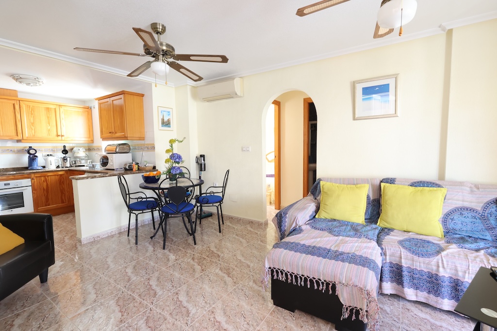 BUNGALOW ALL'ULTIMO PIANO CON SOLARIUM PRIVATO E ORIENTAMENTO SUD NELLA ZONA RESIDENZIALE COLINAS PUERTA REAL I