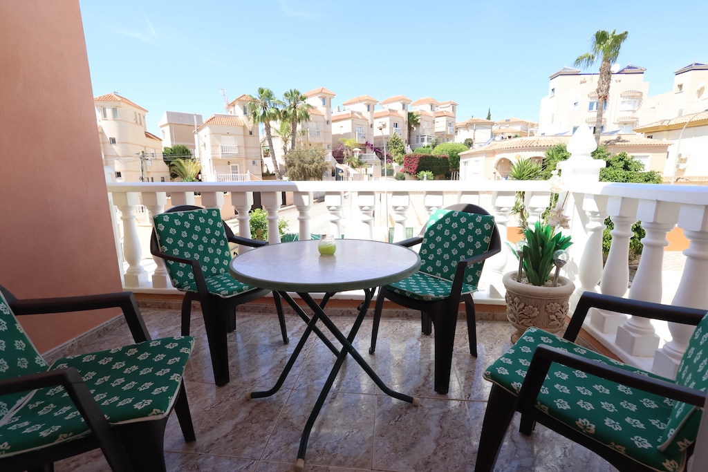 BUNGALOW ALL'ULTIMO PIANO CON SOLARIUM PRIVATO E ORIENTAMENTO SUD NELLA ZONA RESIDENZIALE COLINAS PUERTA REAL I