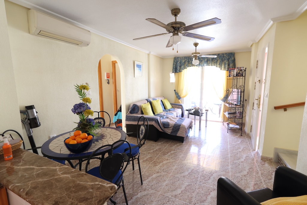 BUNGALOW ALL'ULTIMO PIANO CON SOLARIUM PRIVATO E ORIENTAMENTO SUD NELLA ZONA RESIDENZIALE COLINAS PUERTA REAL I