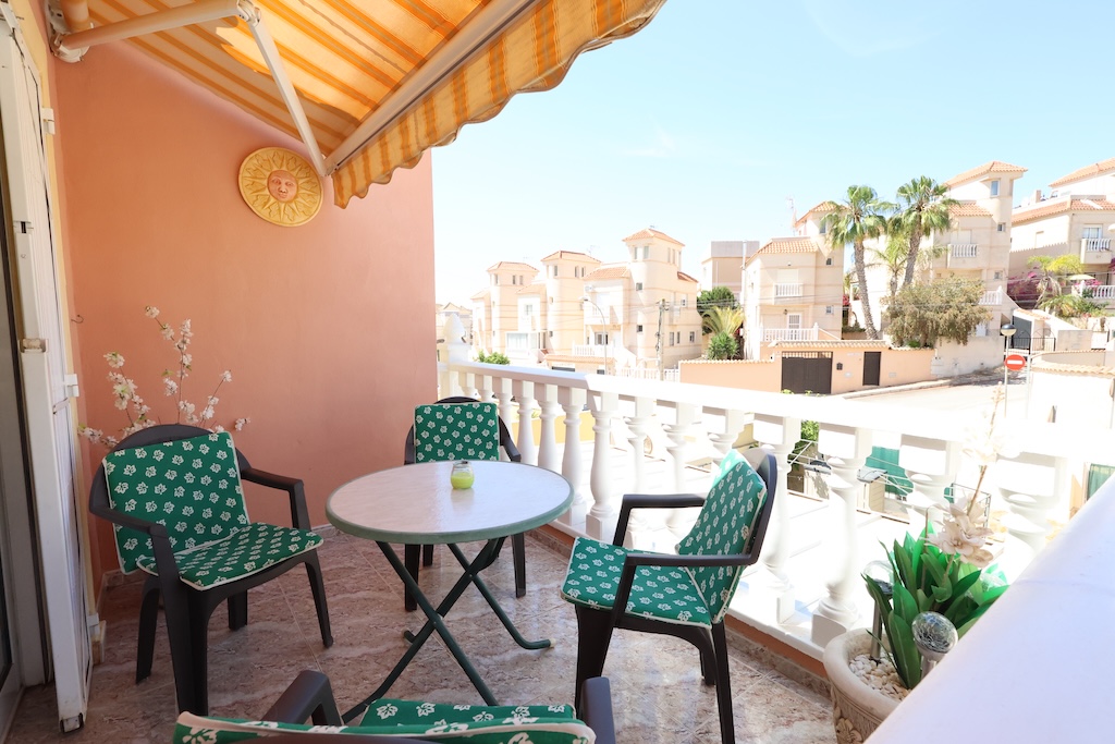 BUNGALOW ALL'ULTIMO PIANO CON SOLARIUM PRIVATO E ORIENTAMENTO SUD NELLA ZONA RESIDENZIALE COLINAS PUERTA REAL I