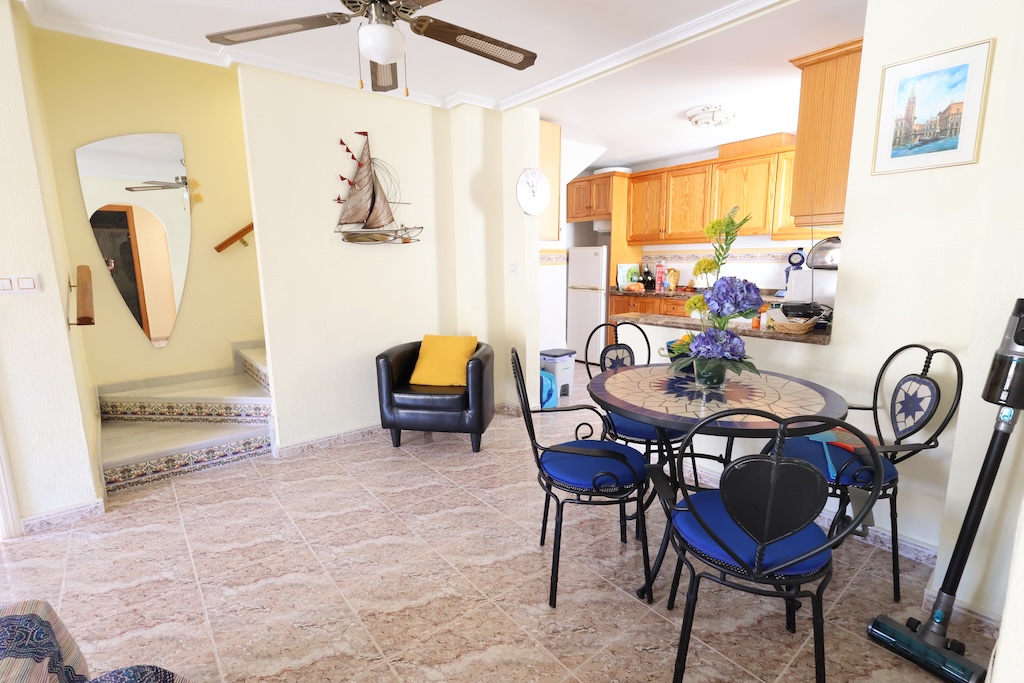 BUNGALOW ALL'ULTIMO PIANO CON SOLARIUM PRIVATO E ORIENTAMENTO SUD NELLA ZONA RESIDENZIALE COLINAS PUERTA REAL I