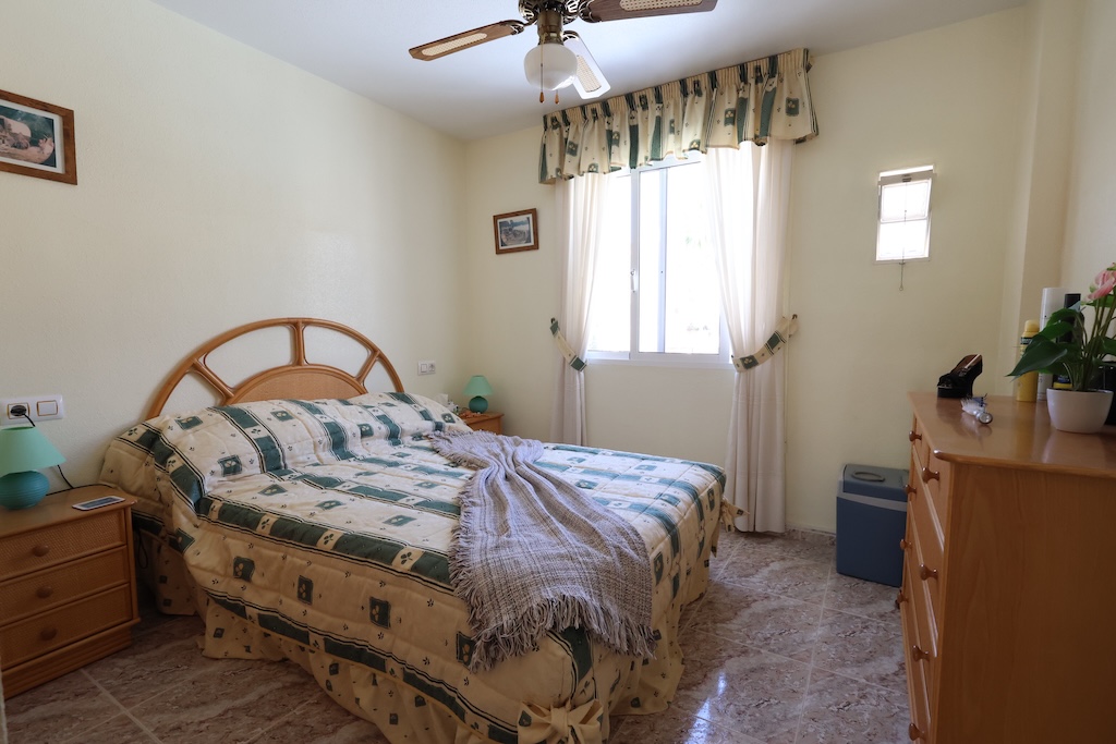BUNGALOW ALL'ULTIMO PIANO CON SOLARIUM PRIVATO E ORIENTAMENTO SUD NELLA ZONA RESIDENZIALE COLINAS PUERTA REAL I