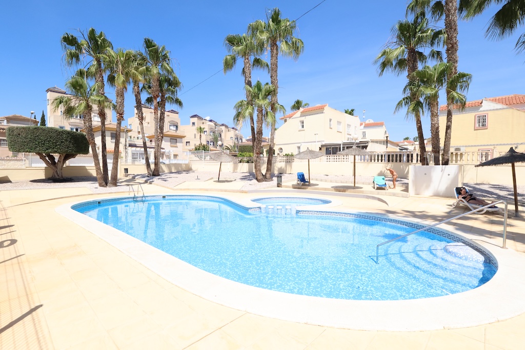 BUNGALOW ALL'ULTIMO PIANO CON SOLARIUM PRIVATO E ORIENTAMENTO SUD NELLA ZONA RESIDENZIALE COLINAS PUERTA REAL I