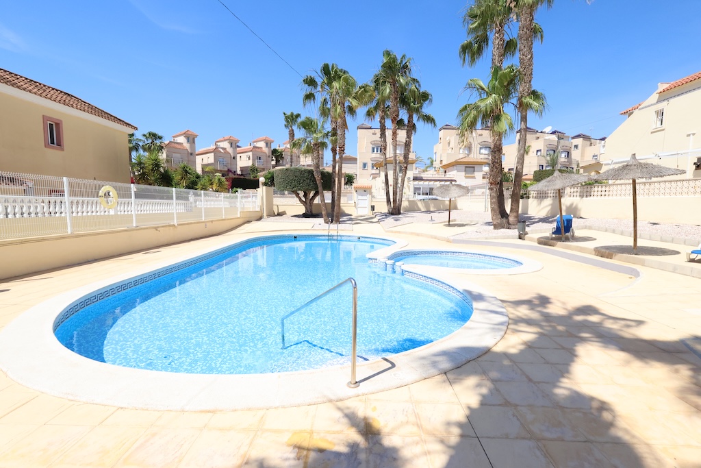 BUNGALOW ALL'ULTIMO PIANO CON SOLARIUM PRIVATO E ORIENTAMENTO SUD NELLA ZONA RESIDENZIALE COLINAS PUERTA REAL I